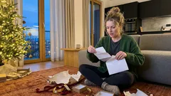 Una busta bianca sull’albero: il rito solidale che resta, anno dopo anno