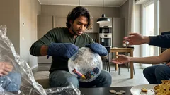 Due dadi e una palla di pellicola: il gioco semplice che accende le feste in famiglia